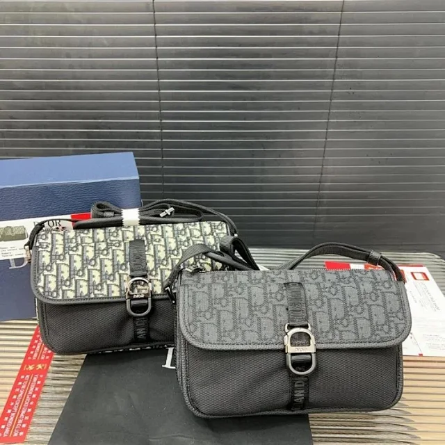 Louis Vuitton Monogram crossbody bag product detail image 45