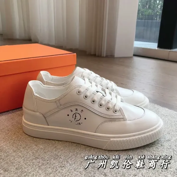 Design White Leather Low-Top Sneakers with Embroidered Logo - 1