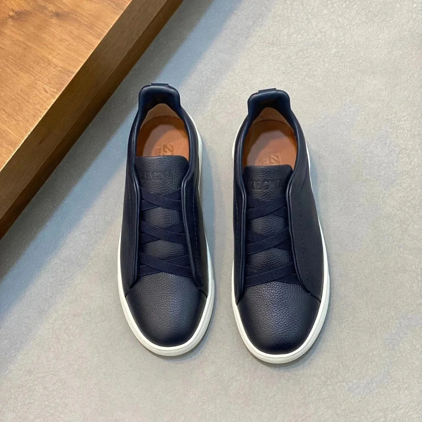 Vecon Black Sneakers