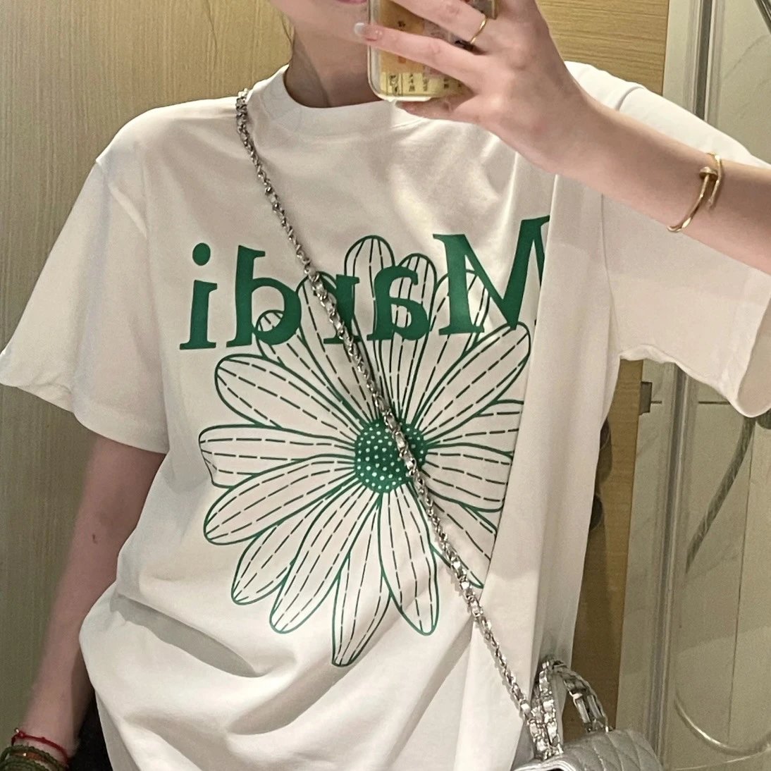 001白色绿色花