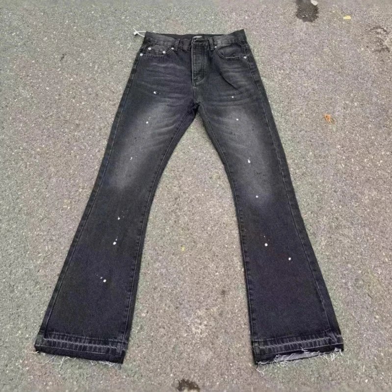 Jeans de homem lavados com salpicos de tinta, franjas, efeito rasgado e ligeiro flare, estilo vibe de nicho, corte tridimensional