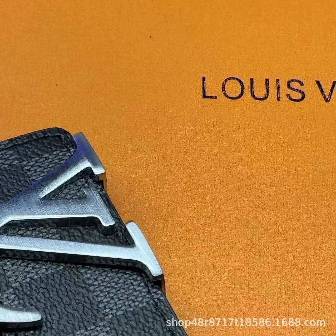 New men’s leather belt with smooth buckle, v-logo waistband, youthful plaid pattern, trendy casual business belt