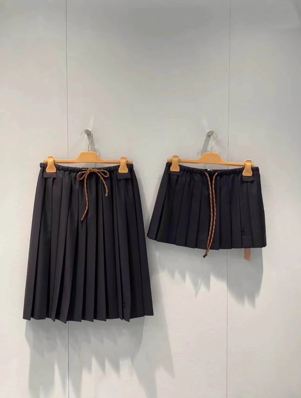 Off-White Pleated Drawstring Shorts Navy - 2