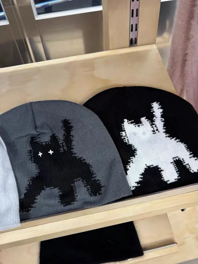 aeae Hats Reversible Knitted Cat Graphic Beanie product detail image 2