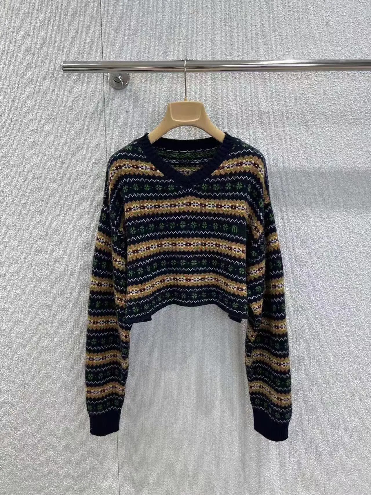 Multicolor Fair Isle Cropped V-Neck Sweater - 5