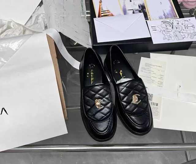 Chanel Leather Shoes Quilted CC Logo Loafers product detail image 3