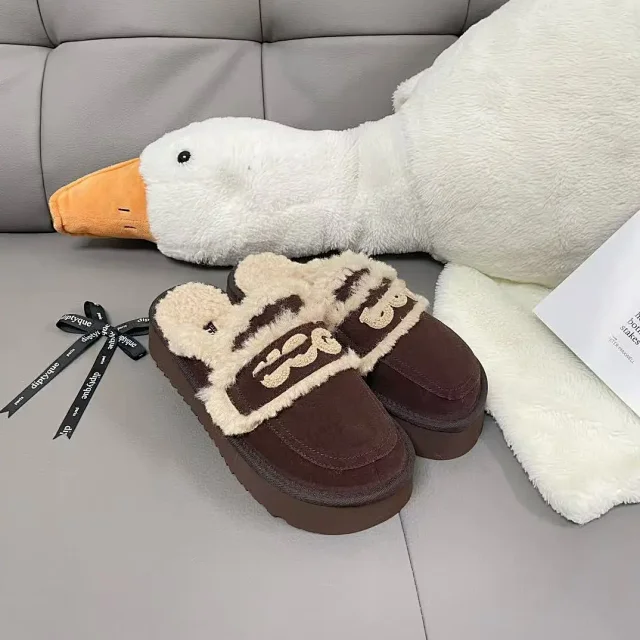 UGG Slippers Platform Shearling Logo Strap product detail image 14
