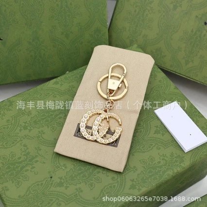 Design Vintage-Style Keychain with Decorative Key and Carabiner in Green Gift Box - 2