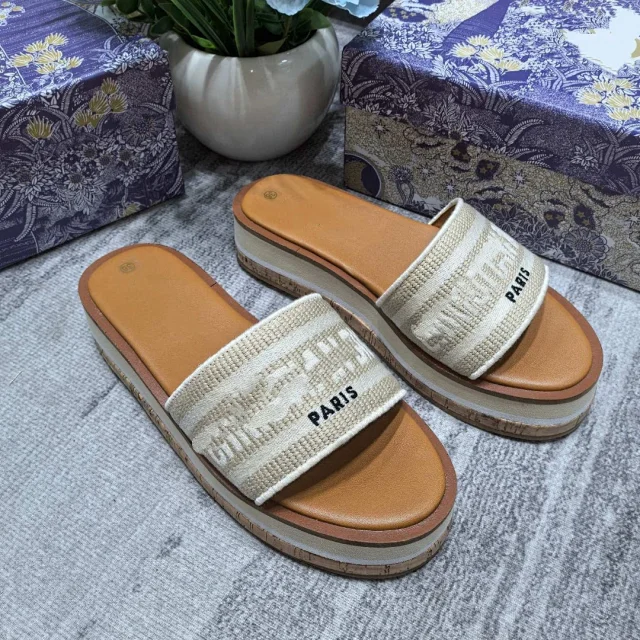 Dior Sandals Embroidered Strap Platform Slide product detail image 4