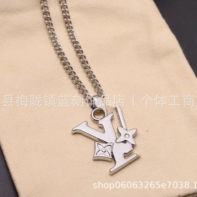Louis Vuitton Jewelry LV Logo Pendant Chain Necklace product detail image 4