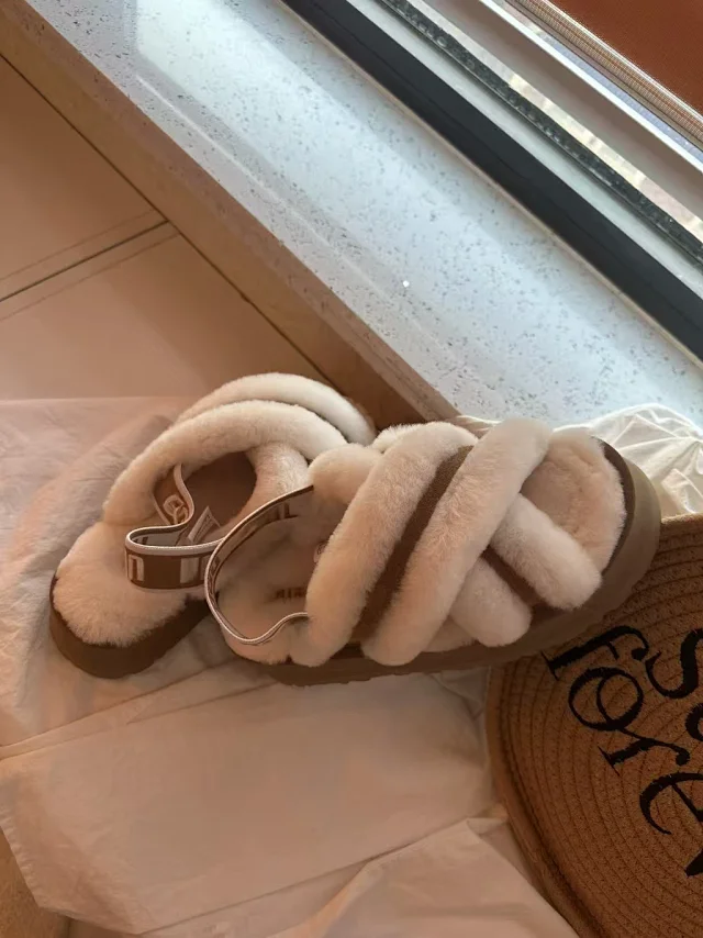 UGG Slippers Fur-Cross-Strap Platform Slingback product detail image 3