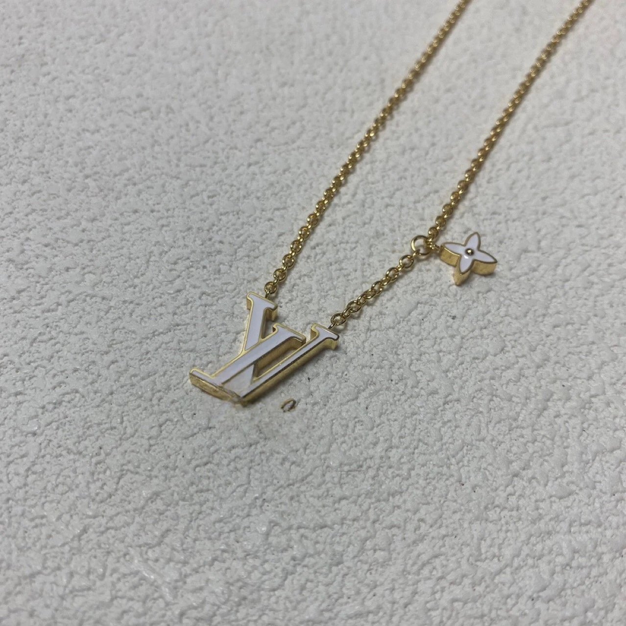 Louis Vuitton LV Flower Pendant Necklace Gold - 2