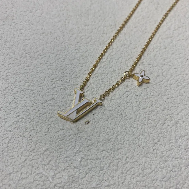 Louis Vuitton Jewelry LV Letter and Four-Petal Flower Pendant Necklace product detail image 1