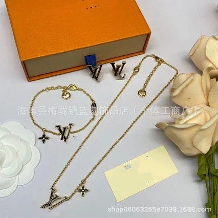 Louis Vuitton Jewelry LV Monogram Pendant Necklace product detail image 2