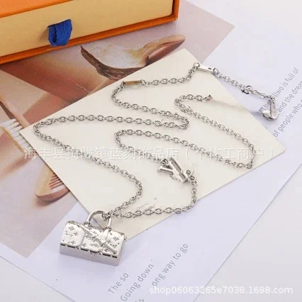 Louis Vuitton Jewelry LV Logo Pendant Necklace product detail image 2