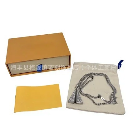 Louis Vuitton Jewelry LV Logo Pendant Necklace product detail image 3