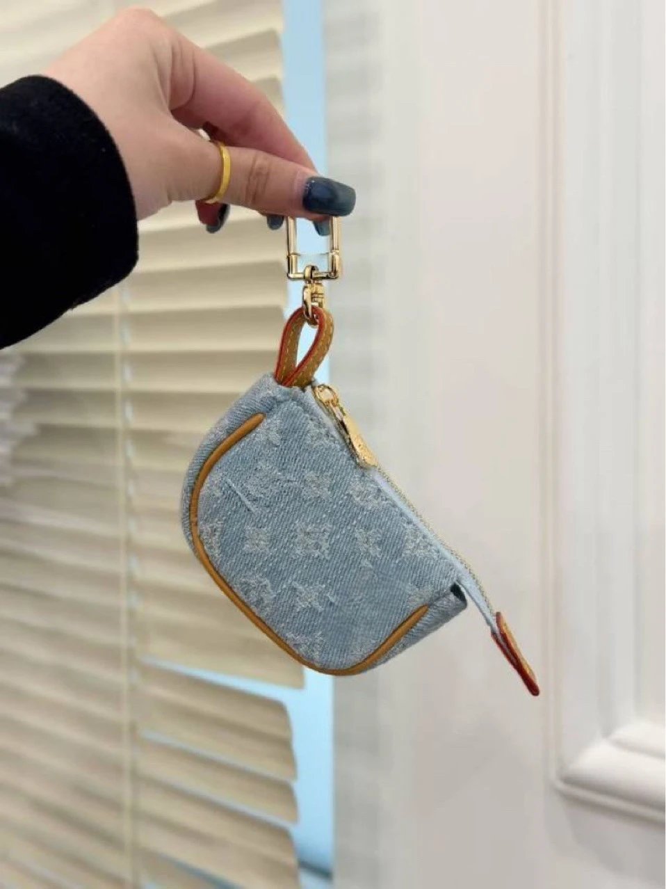 Unbranded Wallets & Card Holders Saddle-Shaped Zip Coin Purse Keychain image 2