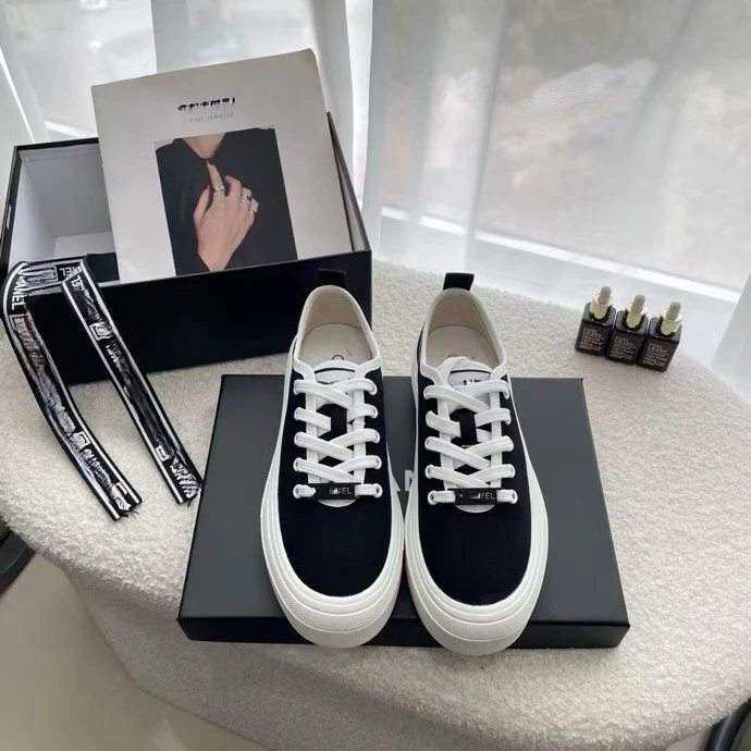 Off-White Diagonal Arrow Low Top Black and White Sneakers - 7