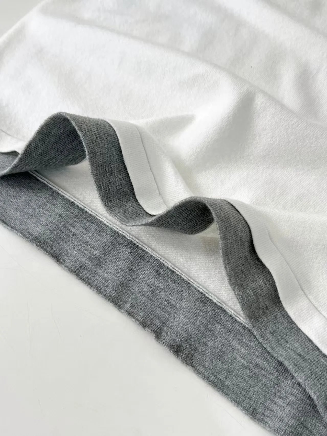 Design Contrast Trim Crewneck Sweater White/Gray - 3
