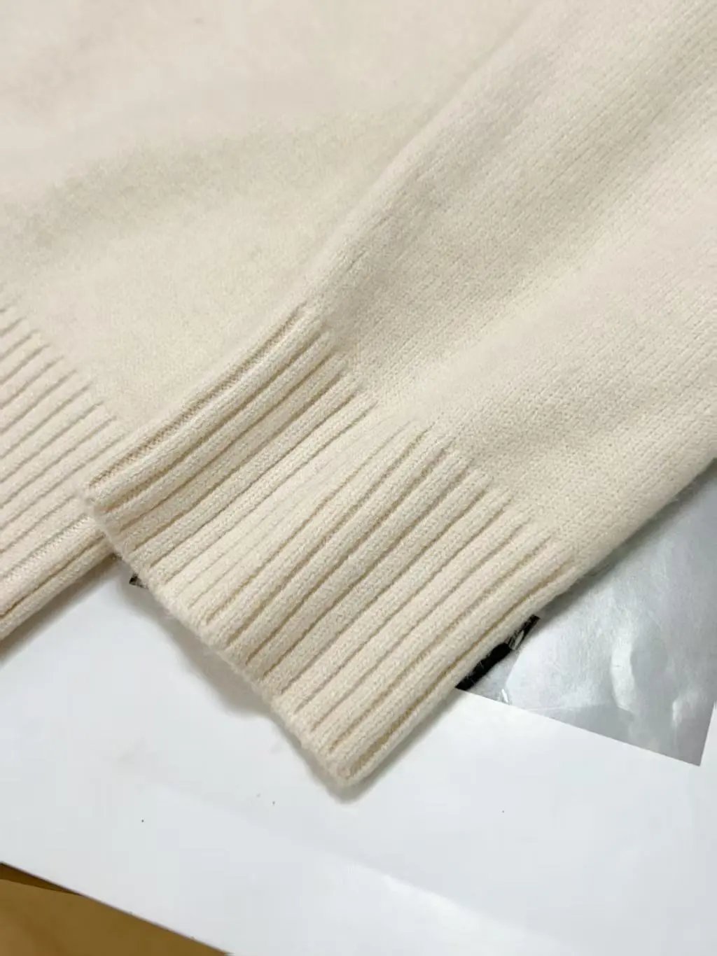 Minimalist Black Crewneck Knit Sweater - 6