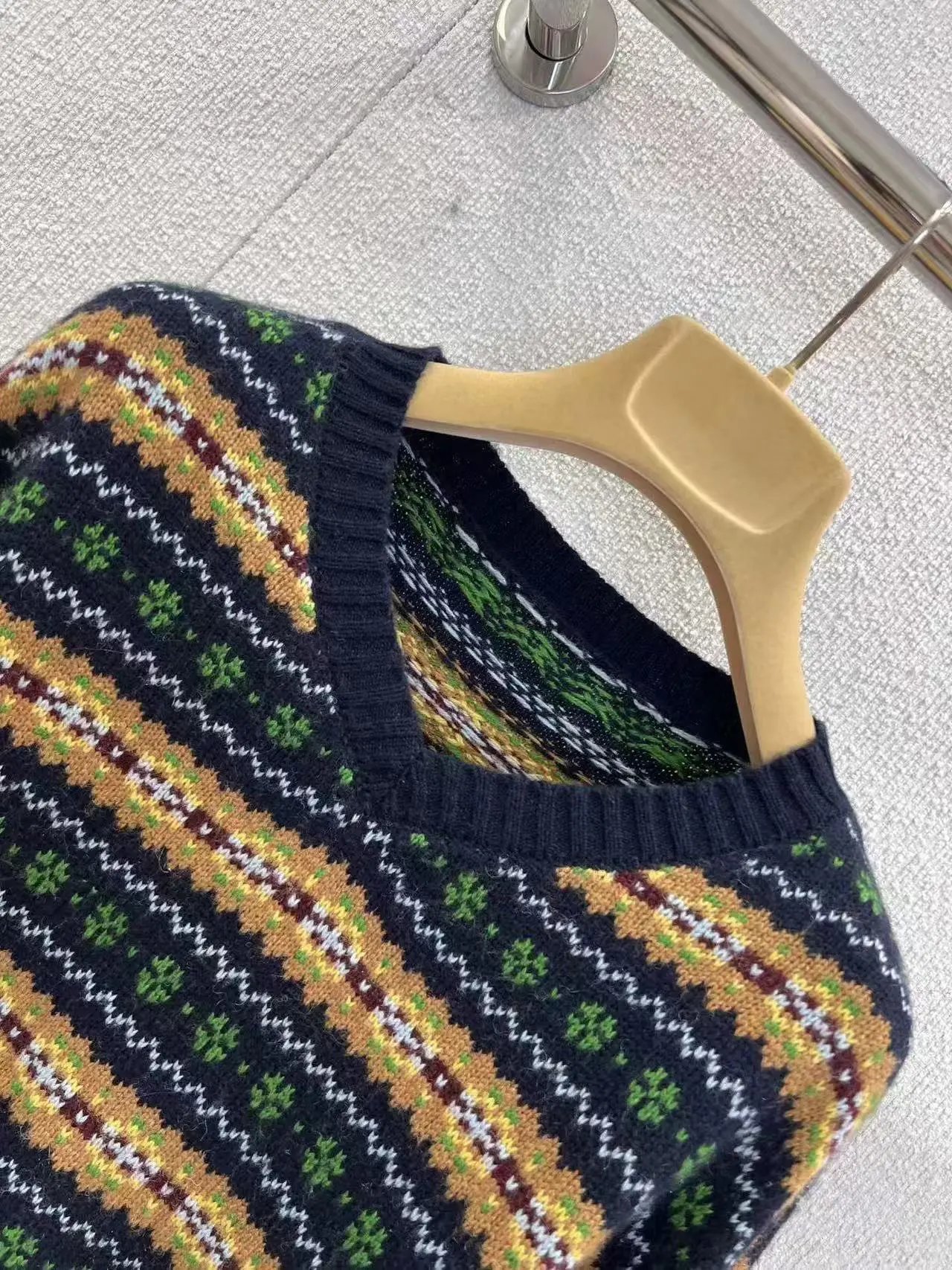 Multicolor Fair Isle Cropped V-Neck Sweater - 2