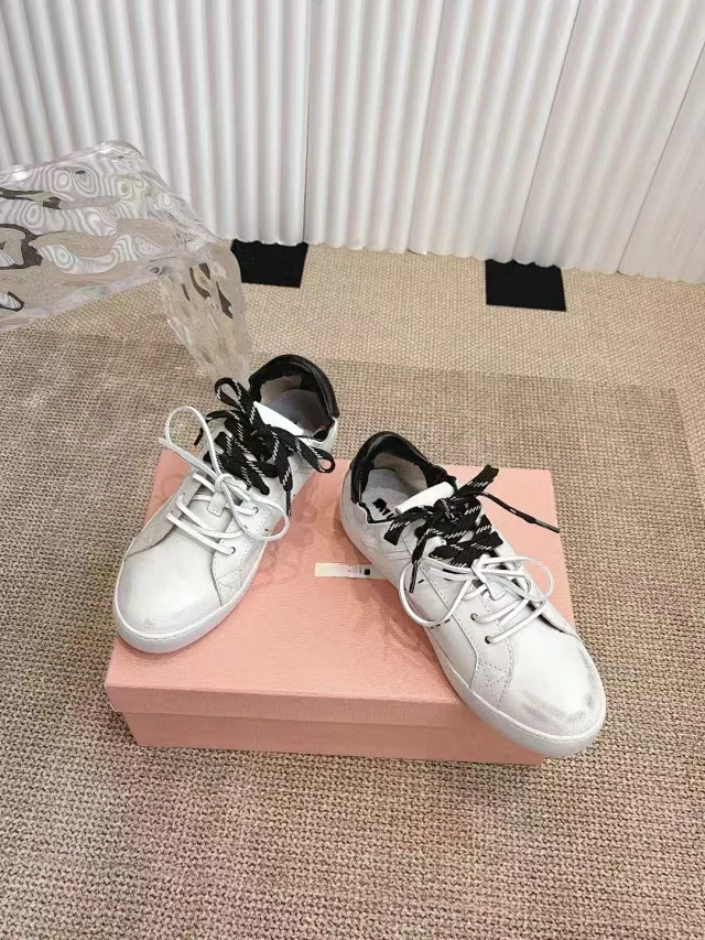 Miu Sneakers Low-Top Lace-Up Leather with Contrast Heel Tab product detail image 4
