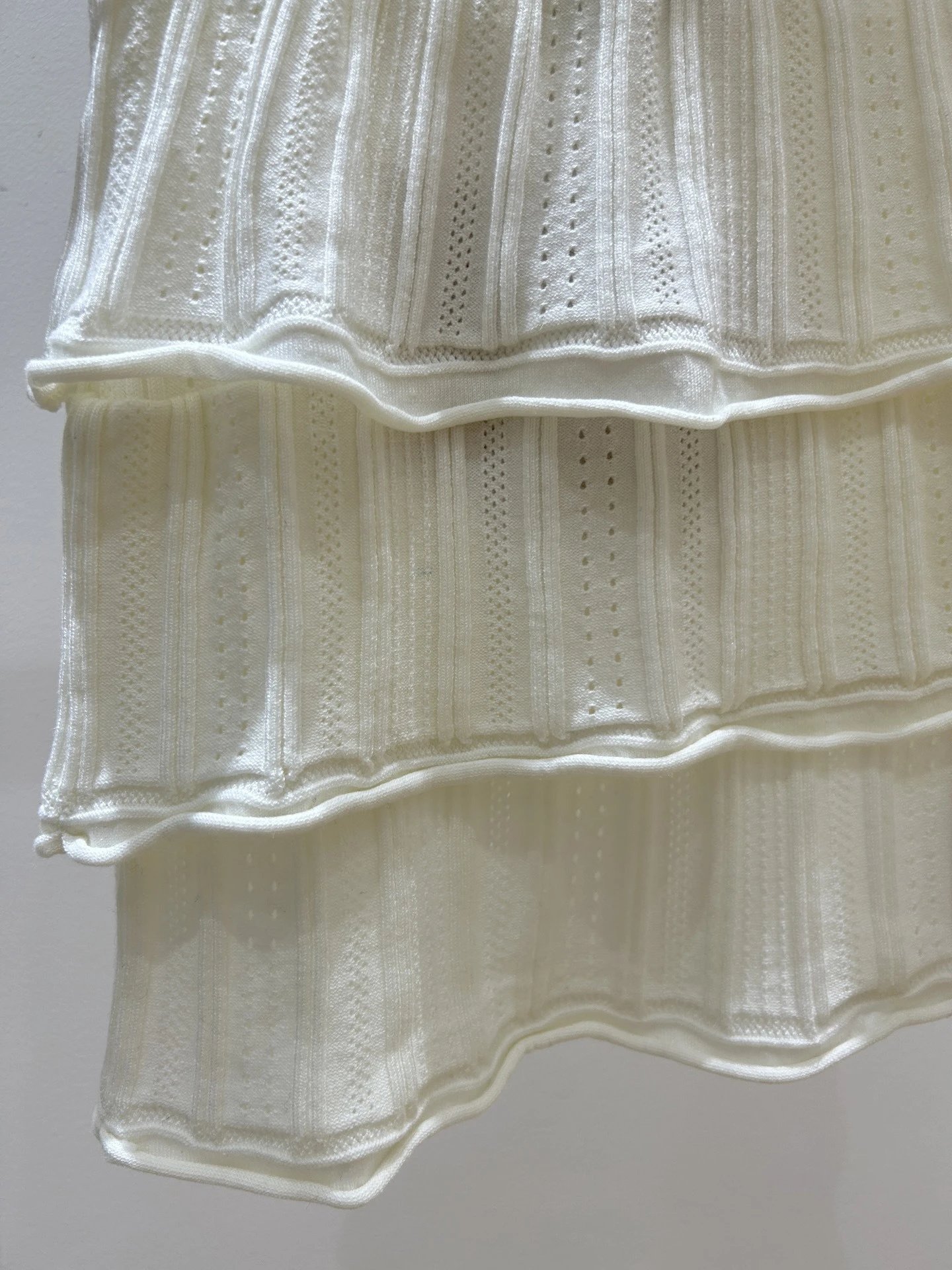 Dior Knit Scallop-Trim Vest Top in Ivory - 10