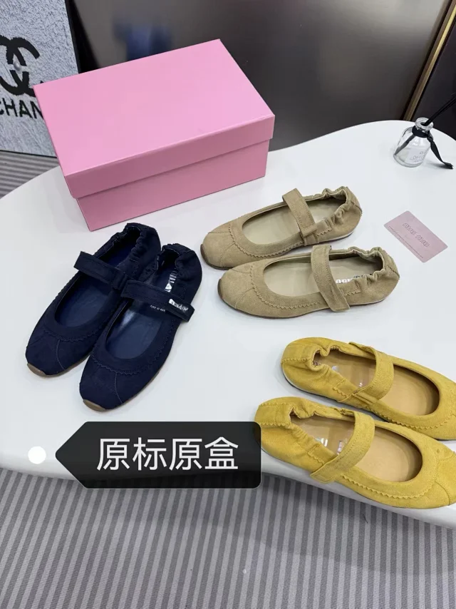 Miu Leather Shoes Mary Jane ballet flats with hook-and-loop strap and scalloped trim product detail image 2