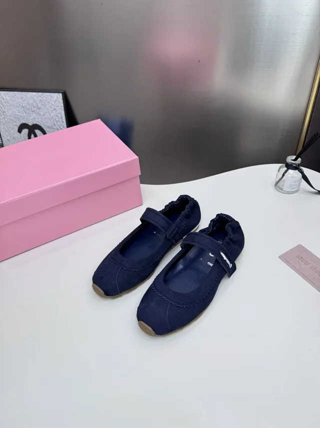 Miu Leather Shoes Mary Jane ballet flats with hook-and-loop strap and scalloped trim product detail image 3