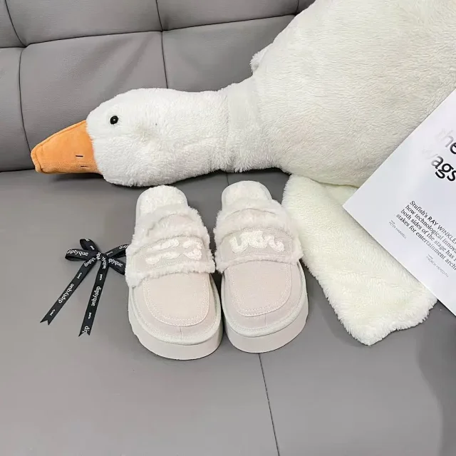 UGG Slippers Platform Shearling Logo Strap product detail image 2
