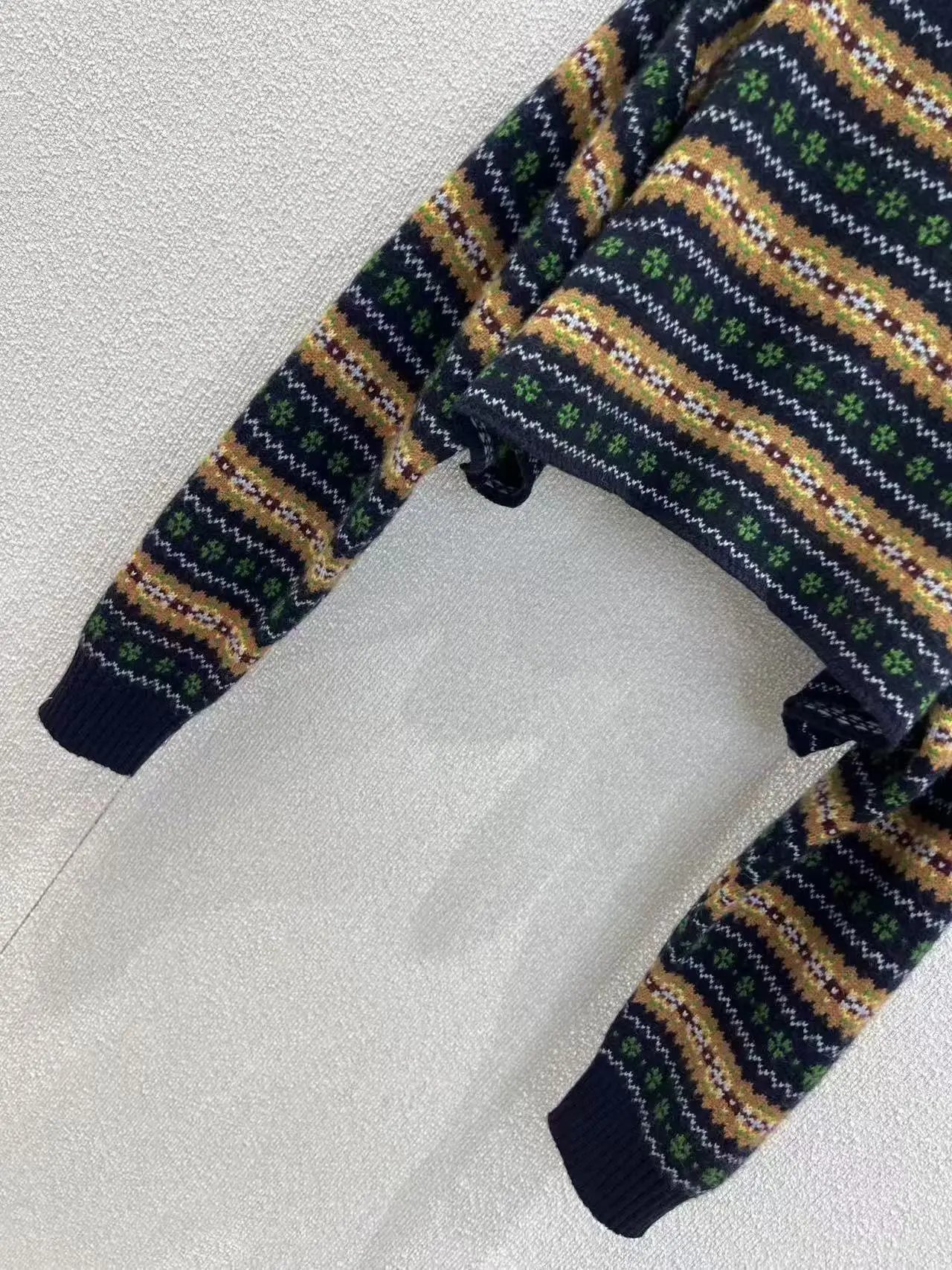 Multicolor Fair Isle Cropped V-Neck Sweater - 3