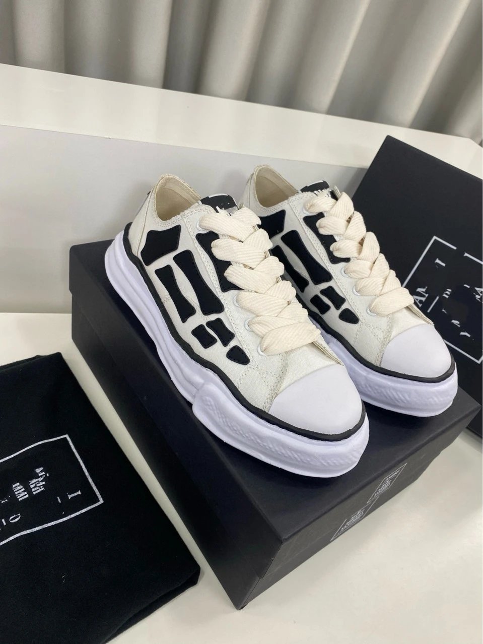 Alexander McQueen Skeleton Print Chunky Sneakers White/Black - 3