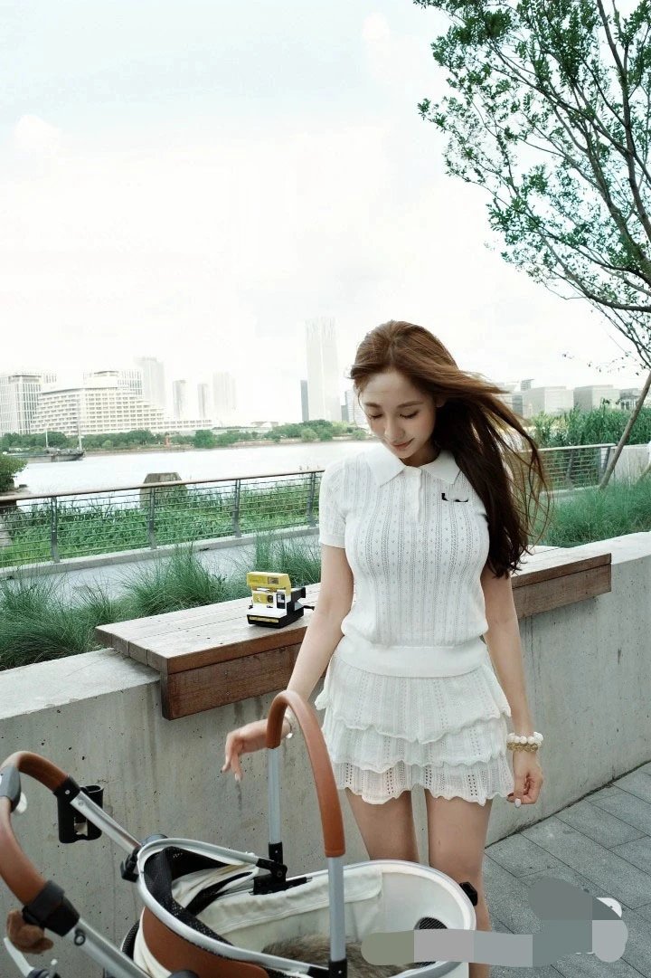Dior Knit Scallop-Trim Vest Top in Ivory - 16