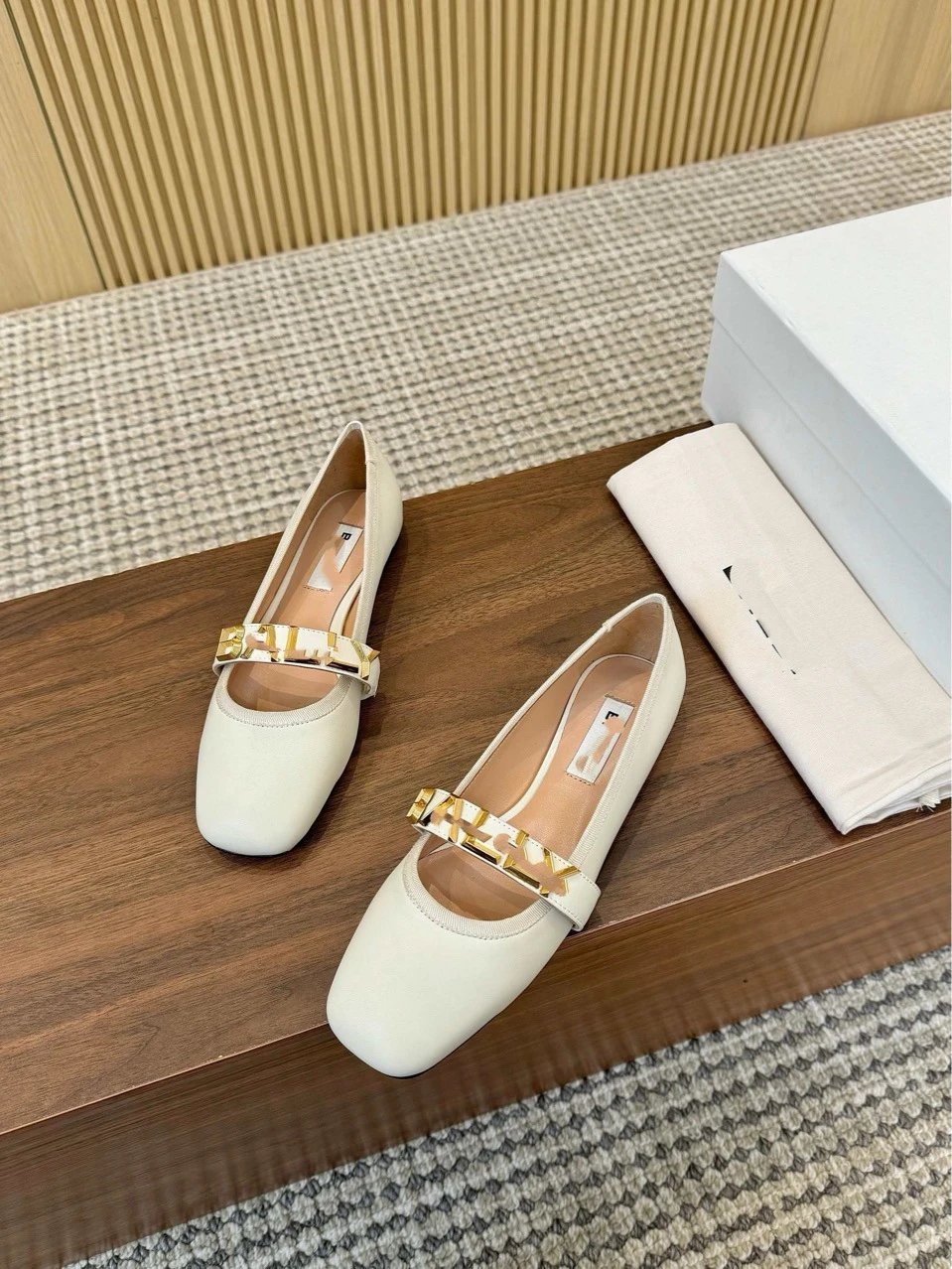 Valentino Garavani Rockstud Flat White Leather Mary Jane Shoes - 11