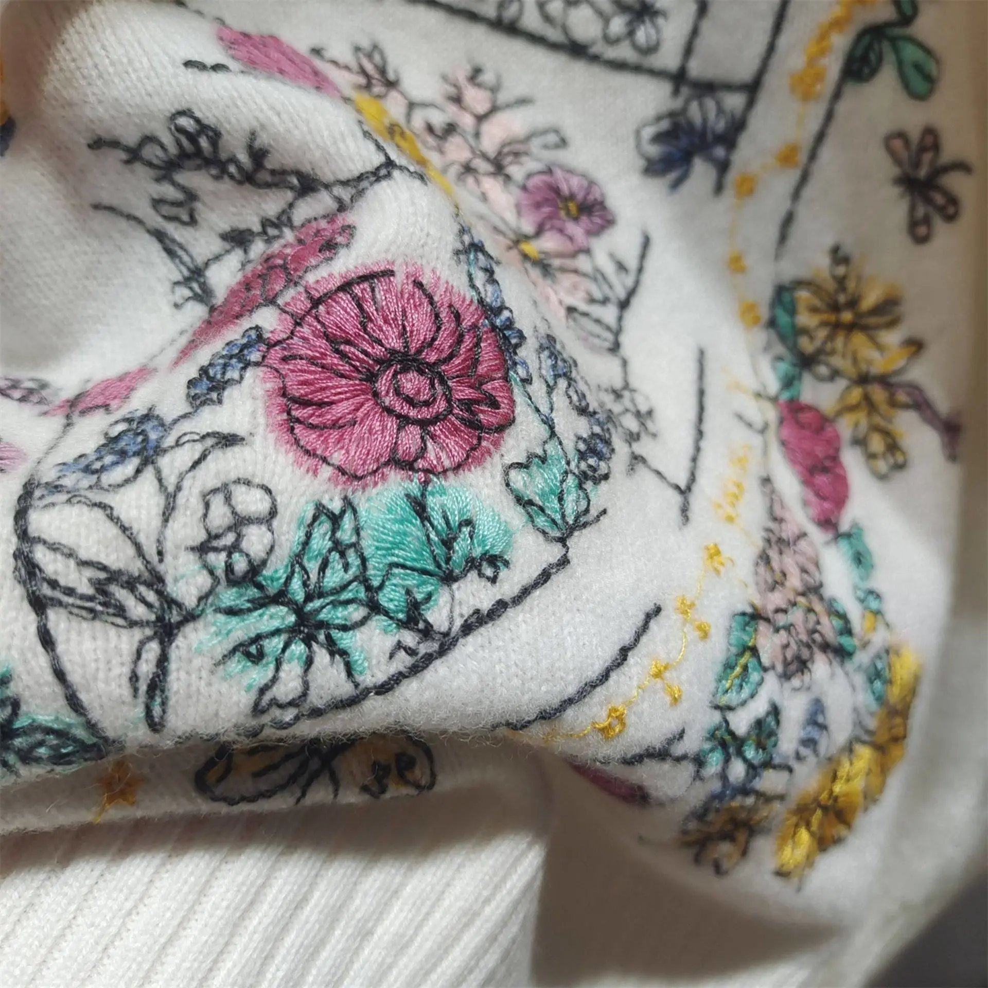 Embroidered Floral Circle Motif White Knit Sweater - 14