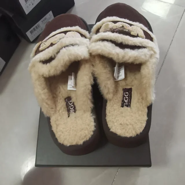 UGG Slippers Platform Shearling Logo Strap product detail image 11