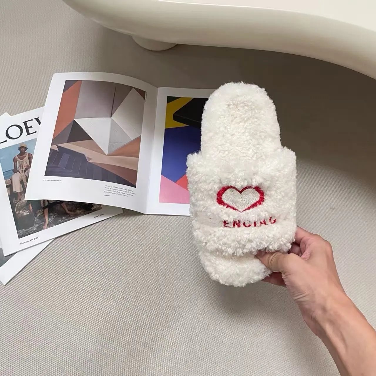 LENCLÓ Heart-Embroidered Fuzzy Slippers Black - 9