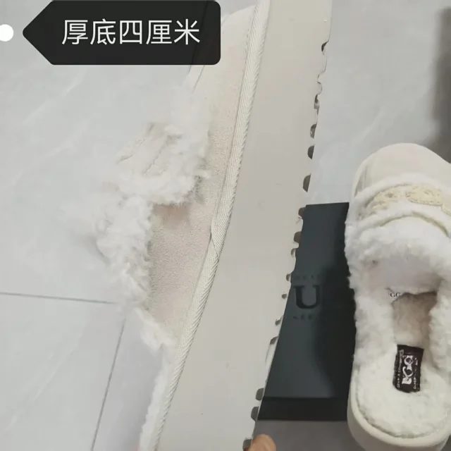 UGG Slippers Platform Shearling Logo Strap product detail image 6