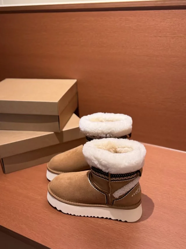 UGG Boots Fur-Lined Platform Ankle with Patterned Trim product detail image 10