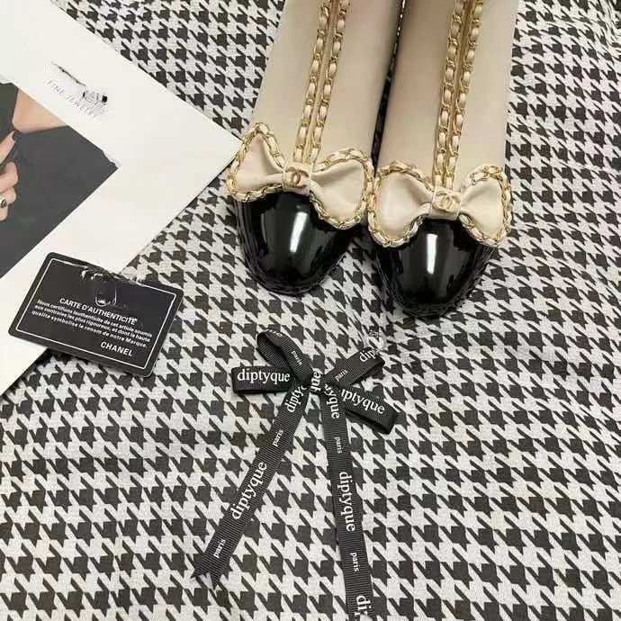Chanel Bow-Embellished Ankle Boots Beige and Black - 10