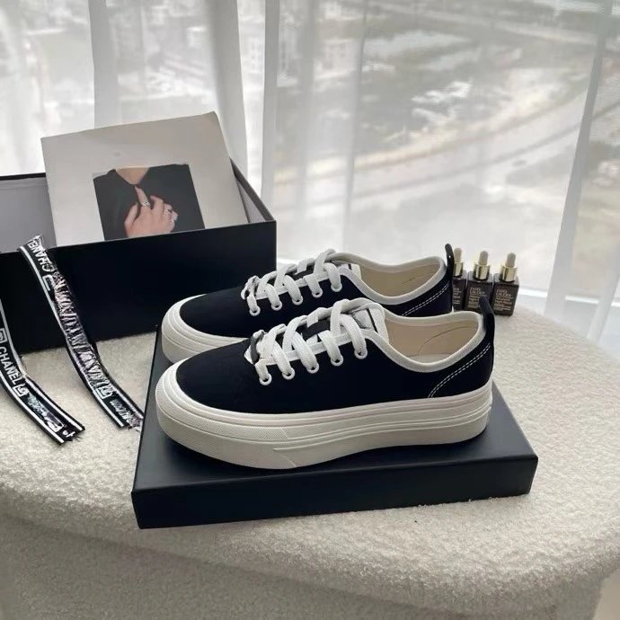 Off-White Diagonal Arrow Low Top Black and White Sneakers - 9