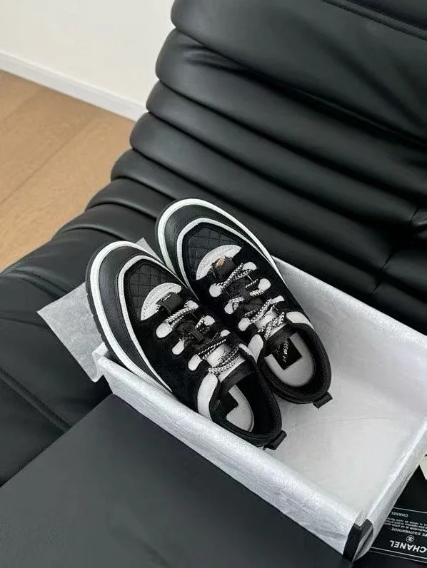 Chanel Sneakers Low-Top Lace-Up Quilted product detail image 2