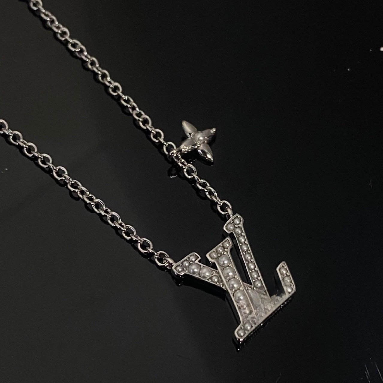 Louis Vuitton LV Flower Pendant Necklace Gold - 4