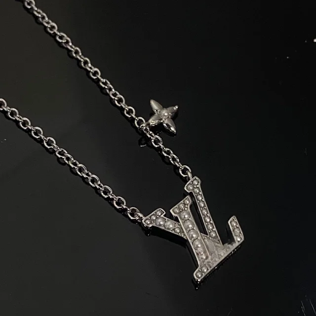 Louis Vuitton Jewelry LV Letter and Four-Petal Flower Pendant Necklace product detail image 3