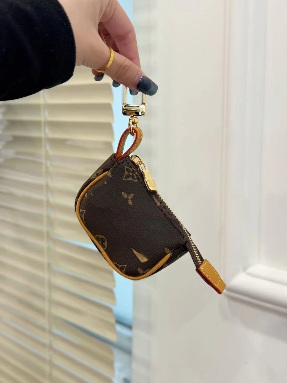Unbranded Wallets & Card Holders Saddle-Shaped Zip Coin Purse Keychain image 4
