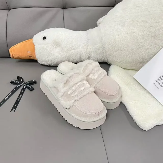 UGG Slippers Platform Shearling Logo Strap product detail image 4