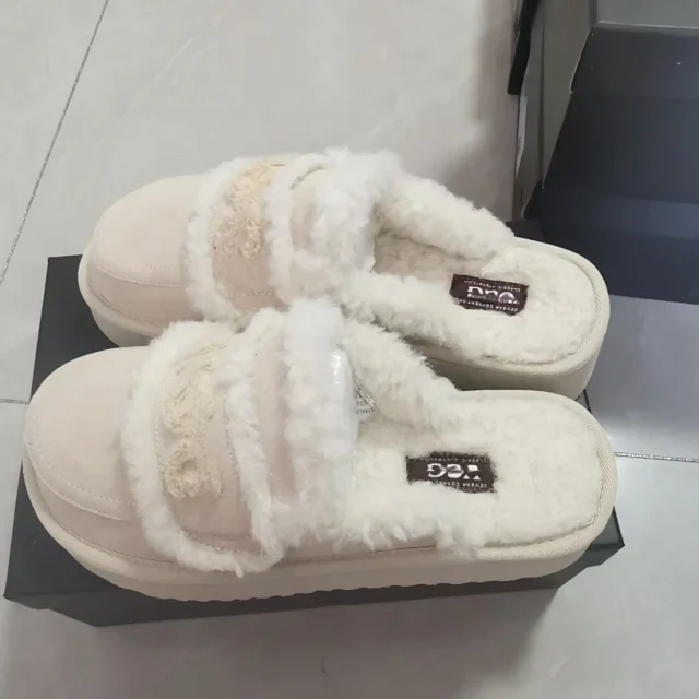 UGG Slippers Platform Shearling Logo Strap product detail image 7