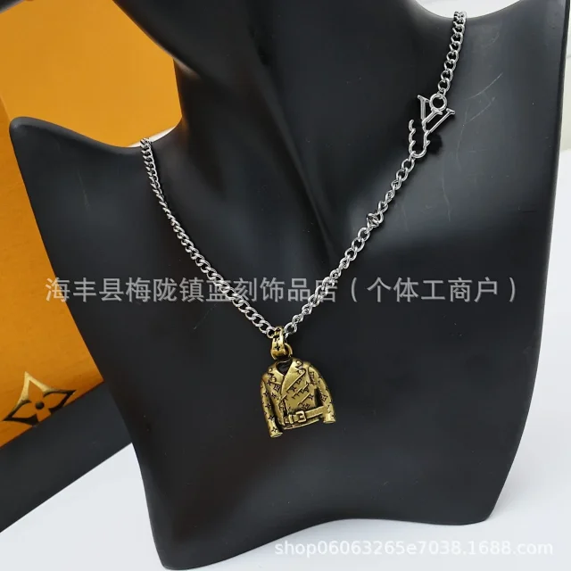 Louis Vuitton Jewelry LV Logo Pendant Chain Necklace product detail image 1
