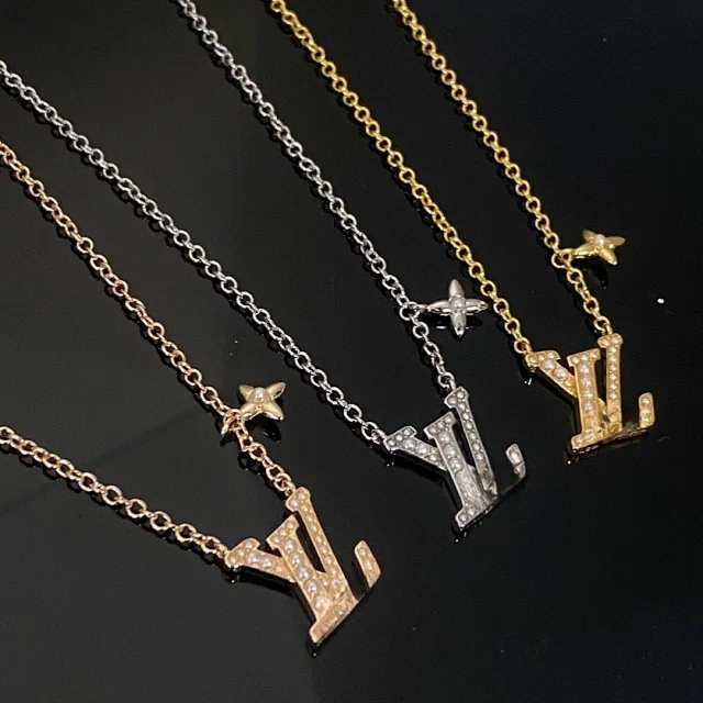 Louis Vuitton Jewelry LV Letter and Four-Petal Flower Pendant Necklace product detail image 2