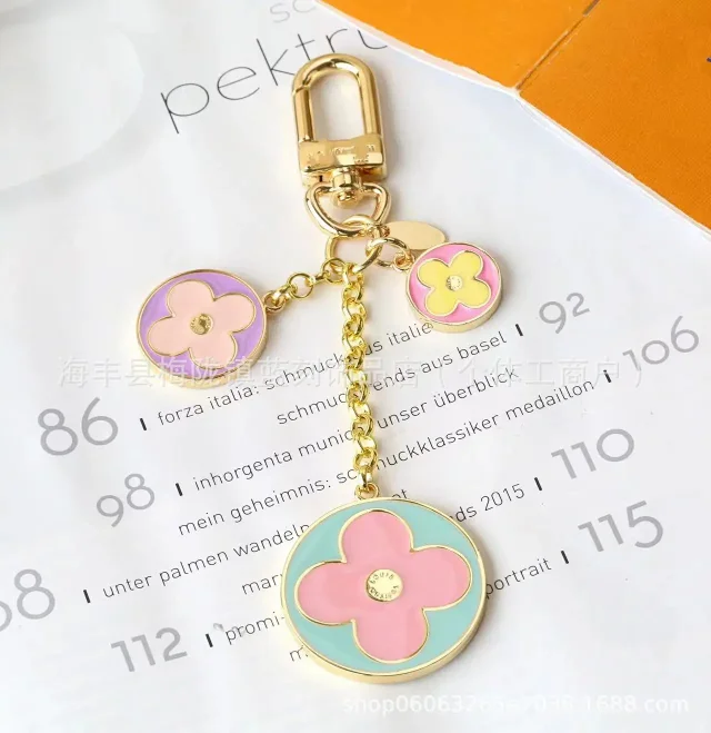 Louis Vuitton Multicolor Flower Charm Keychain product detail image 2
